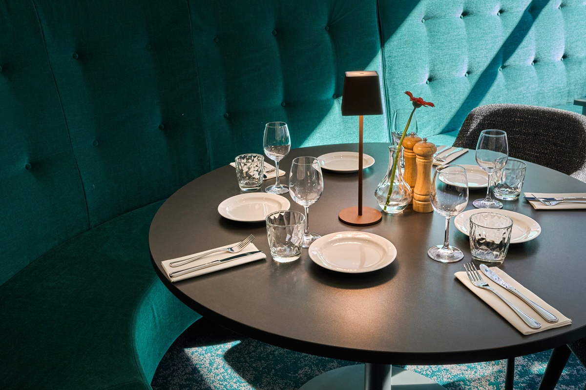 NH_Prague_City_restaurant_il_terrazzo_dinning_setup_table