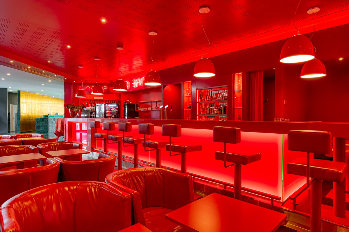 Red_bar_B_NH_prague-city_183